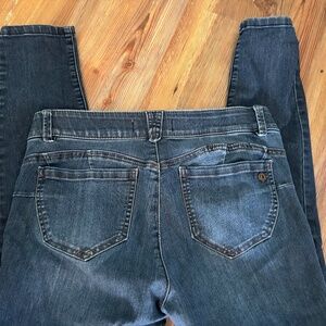 Democracy Size 8 "Ab"solution jeans. Great condition.